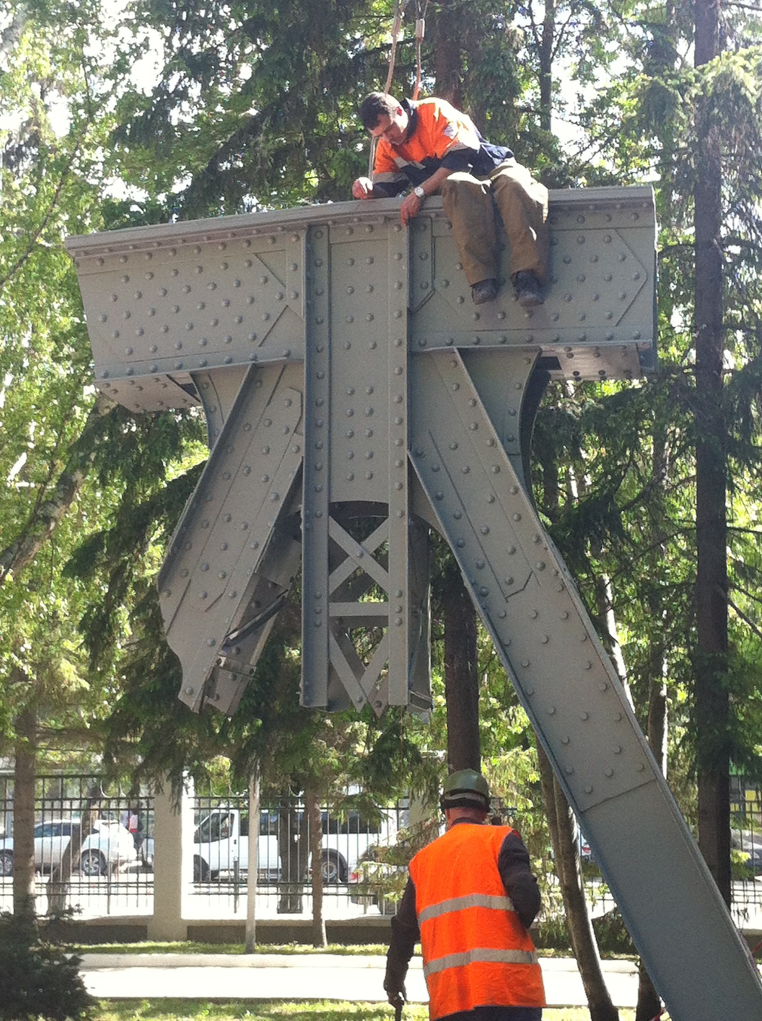 Рабочие устанавливают монумент возле главного входа в СГУПС
