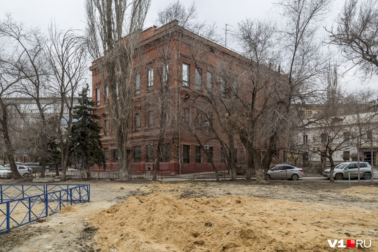 После большой стройки коммунальщики обещают вернуть двору прежний облик После большой стройки коммунальщики обещают вернуть двору прежний облик