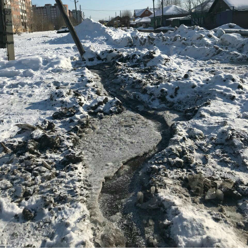 Ручей из пробоины ведёт в канализационный люк Ручей из пробоины ведёт в канализационный люк
