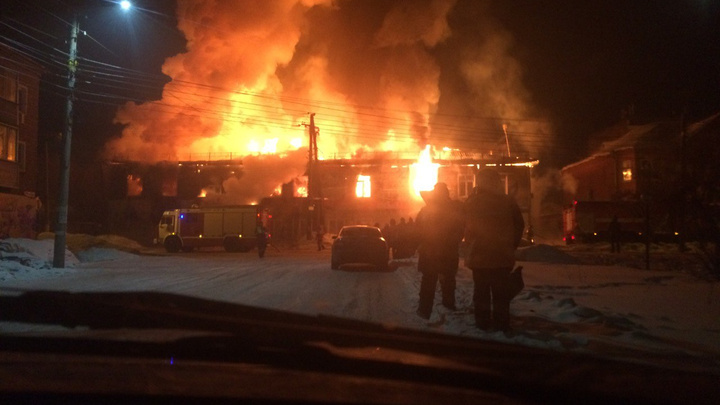 «Тушить уже нечего»: двухэтажный магазин загорелся в центре Канска