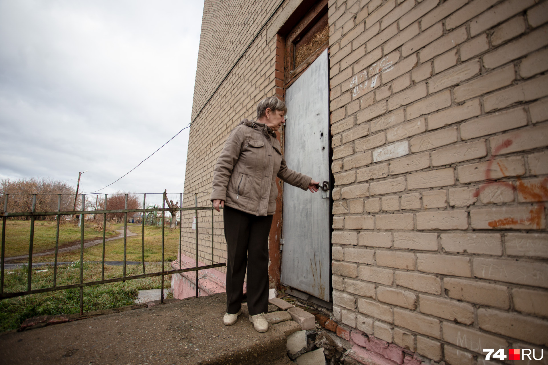 Подсобное помещение, где живёт 57-летняя Елена Михальченко, находится с торца школы