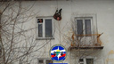 В Новосибирске мужчина сорвался с крыши и повис вниз головой — ему помогли спасатели