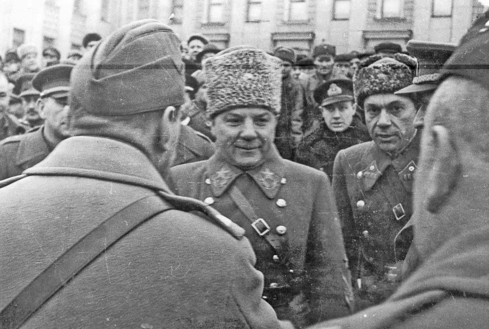 Куйбышев 7 ноября 1941 года. 7 Ноября 1941г парад в Куйбышеве. 7 Ноября 1941. Парад в Москве 7 ноября 1941. Куйбышев 7 ноября 1977 парад.