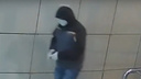 «Был в маске и перчатках»: на видео камер наблюдения попал подозреваемый в краже денег с чужой карты