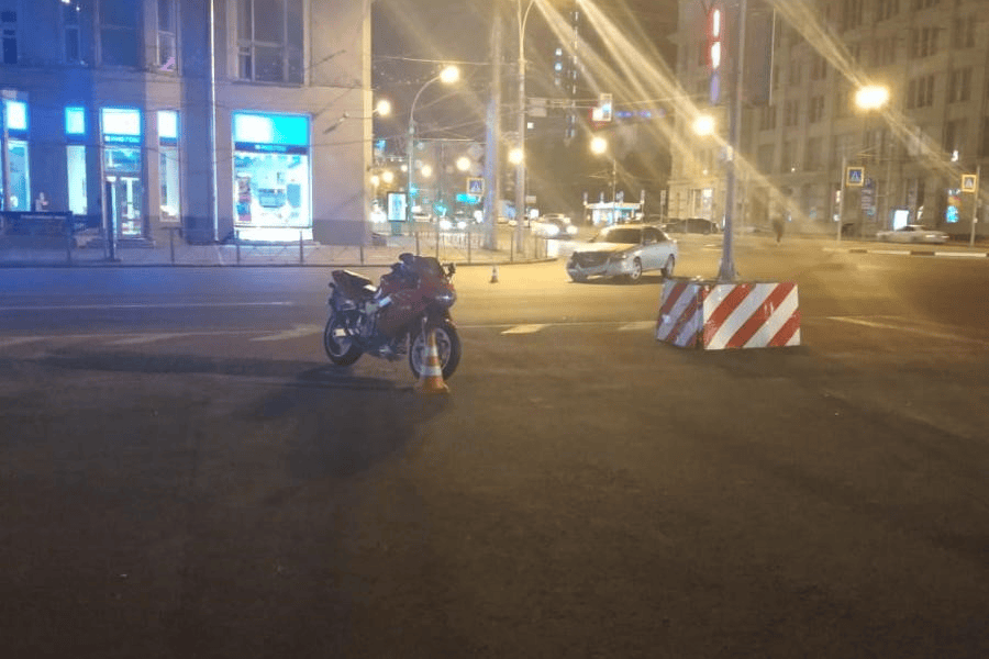 С места аварии мотоциклиста увезли в больницу С места аварии мотоциклиста увезли в больницу