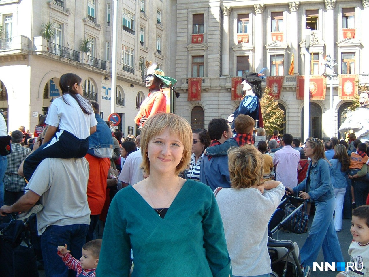 Праздники в Испании выглядят также, как и везде — люди выходят на улицы и площади и гуляют. Правда, всё это наполнено своей особенной атмосферой<br>