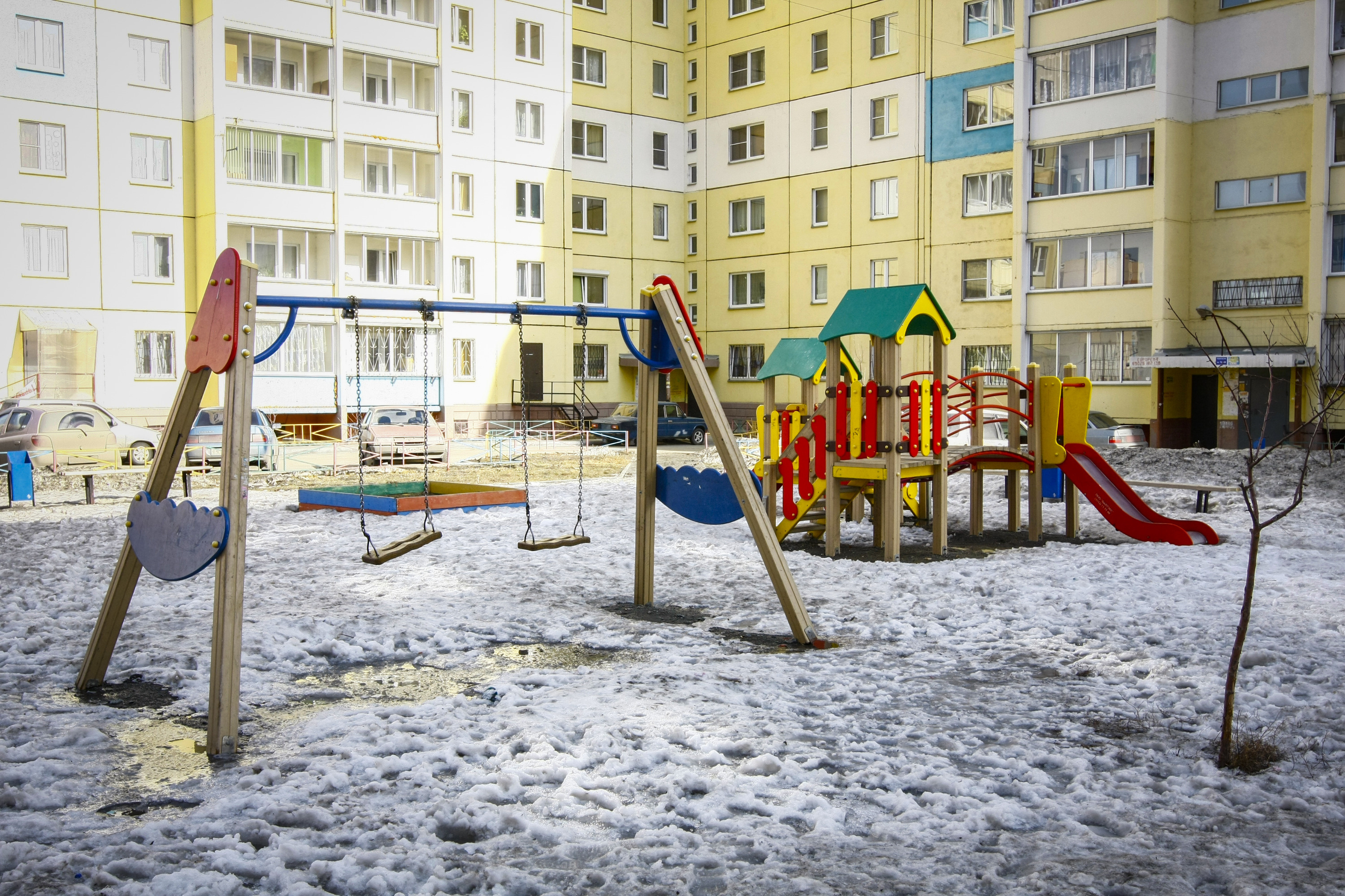 Качели на жёстких прутьях отныне нельзя устанавливать во дворах. Идеально — подвесы на цепях