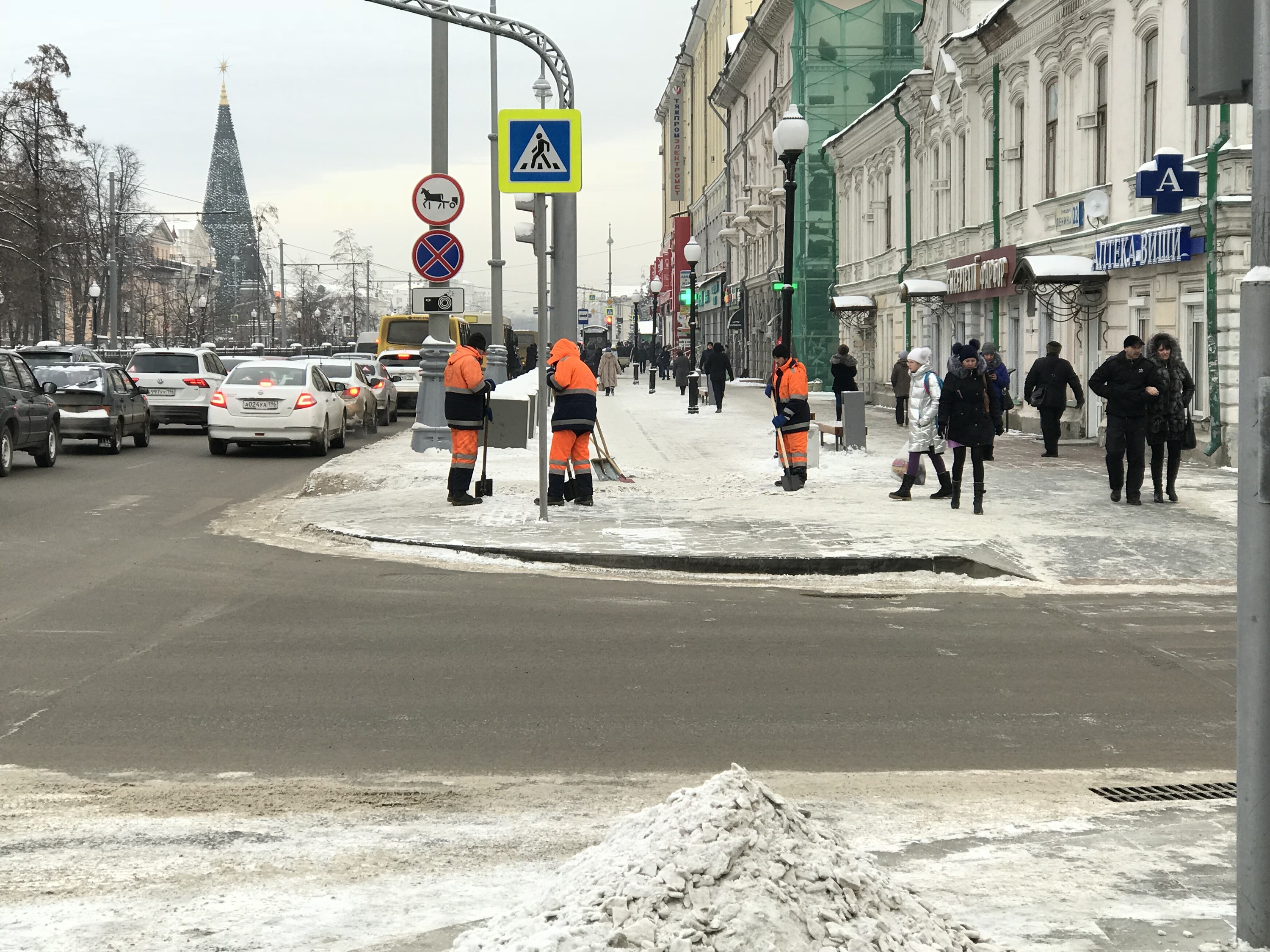 Невозможно отрицать, что в этом году центр Екатеринбурга убран из рук вон плохо. Фото Алексея Беззуба, сделанное в декабре 2017 года Невозможно отрицать, что в этом году центр Екатеринбурга убран из рук вон плохо. Фото Алексея Беззуба, сделанное в декабре 2017 года