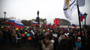 300 новосибирцев собрались у памятника Александру III под лозунгом «Он нам не царь»