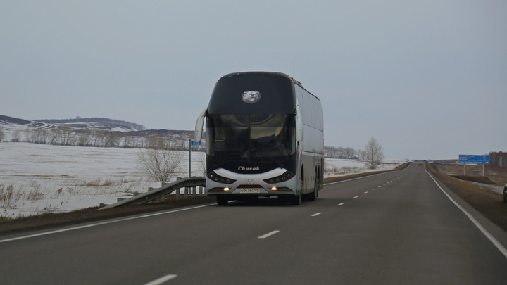 Междугородний автобус заглох на 30-градусном морозе на трассе: с экипажем ДПС отогревали 2 часа