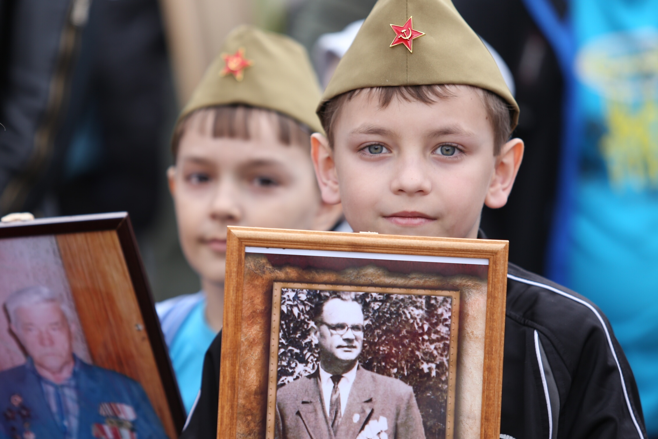 Каждый год 9 мая родственники погибших на войне собираются в бессмертный полк — стать частью движения можете и вы