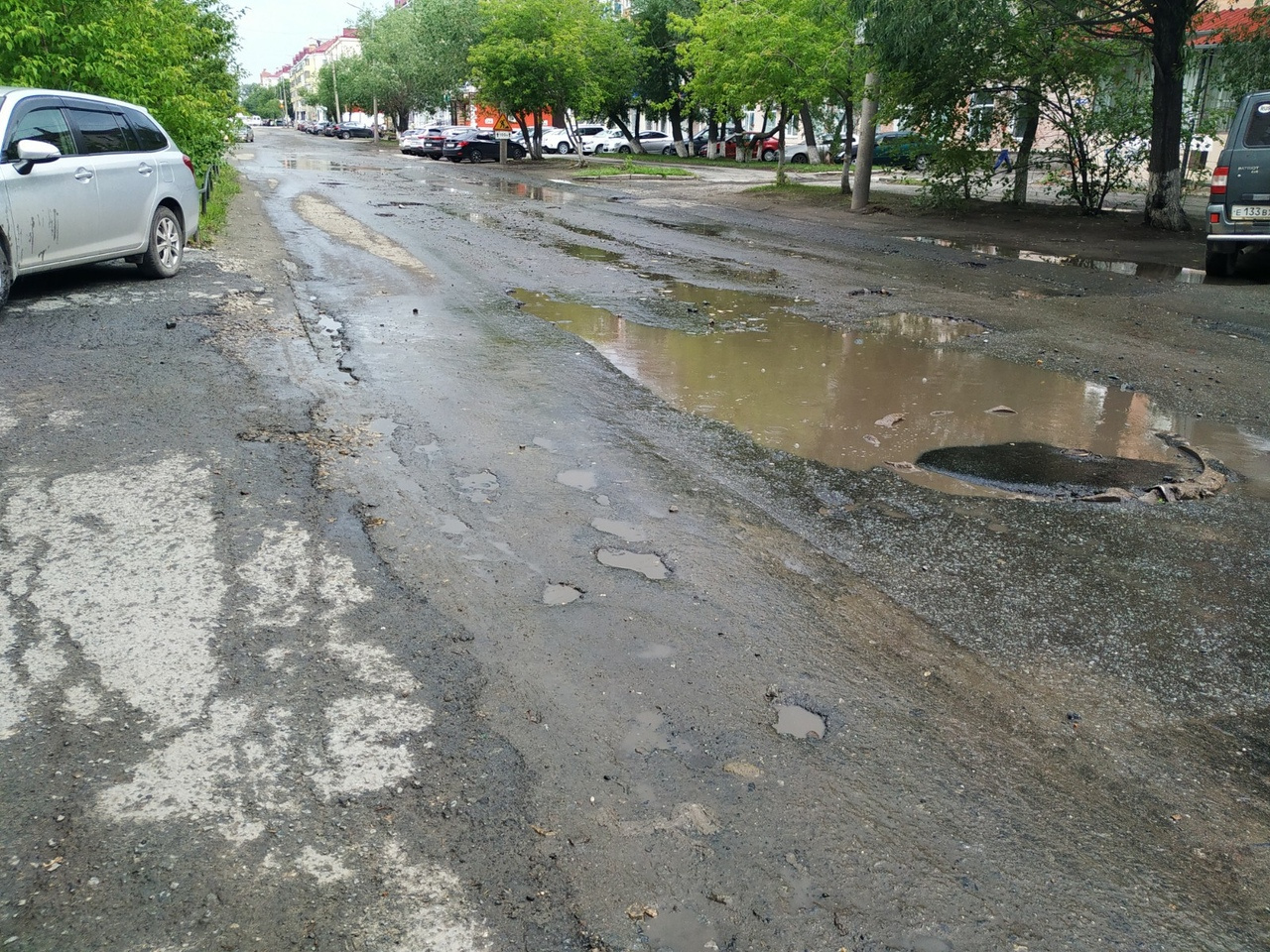 Включи асфальт. Огромные ямы на улицы Кирова Астрахань.