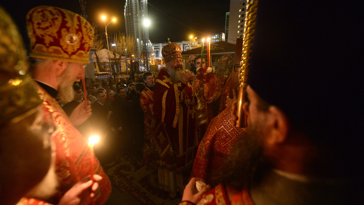 Губернатор и сотни горожан в полночь собрались в Свято-Троицком соборе на пасхальной литургии