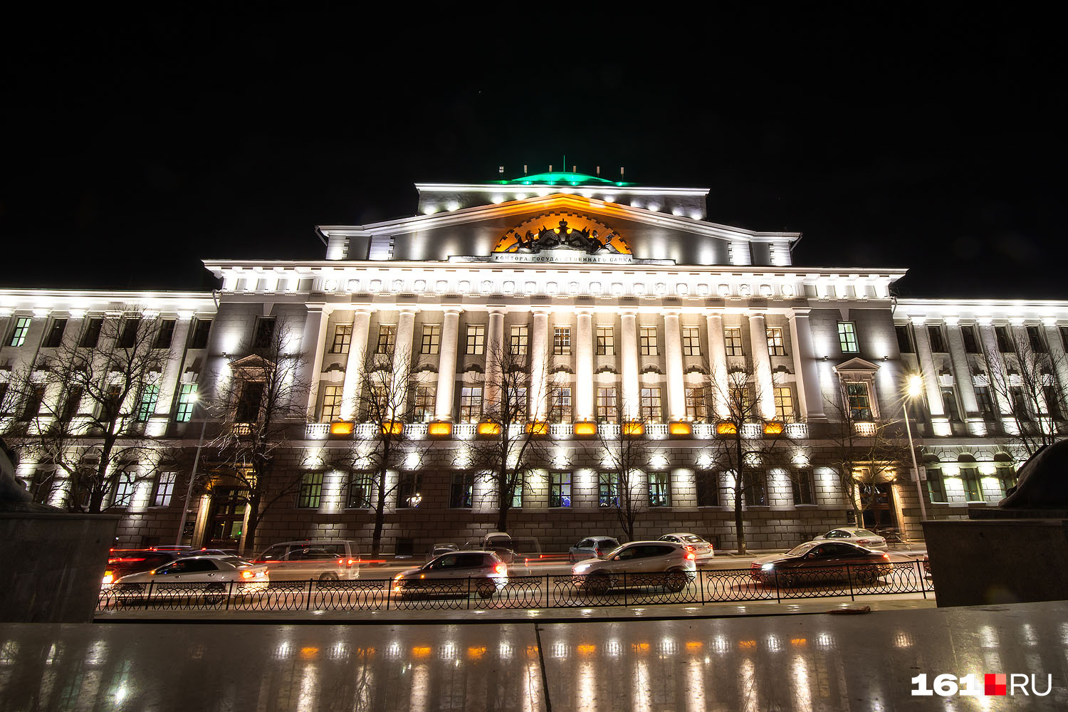 Центральный банк по вечерам благодаря подсветке выглядит как сказочный дворец