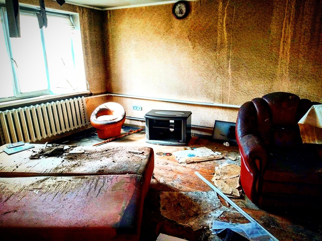 Мебель в комнате, где укрывались подозреваемые в терроризме