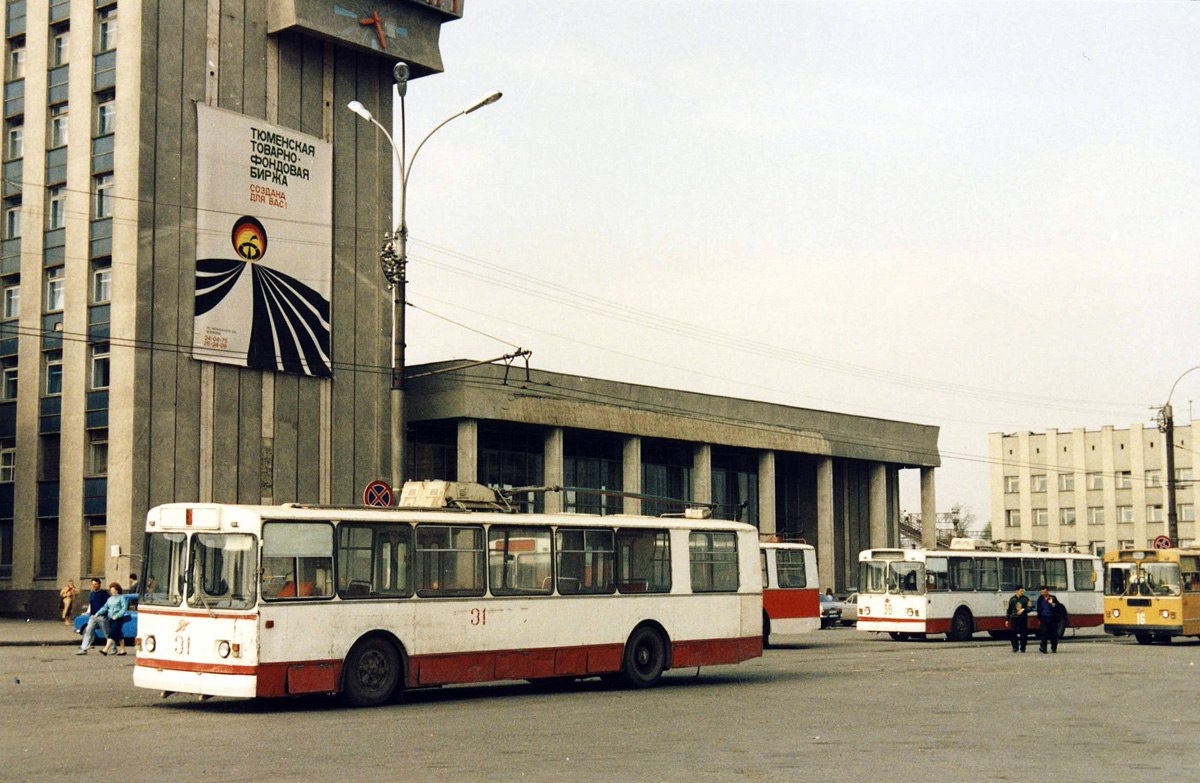 Все троллейбусы были пронумерованы. Этот, <nobr class="_">№ 31,</nobr> был учебным. На нем в начале 1990-х годов водители-новички пробовали ездить по заданному маршруту