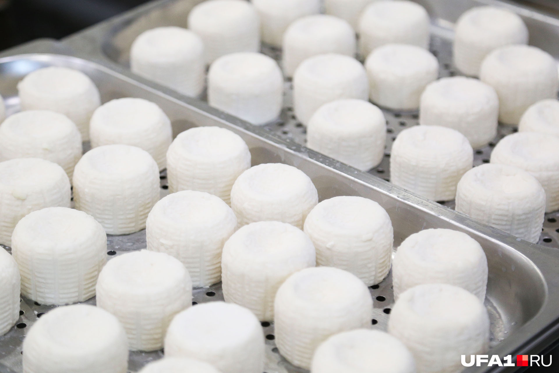 После коагуляции получается сырная масса — по сути, это уже готовый сыр, в который на данном этапе можно добавлять соль, специи, травы или орехи
