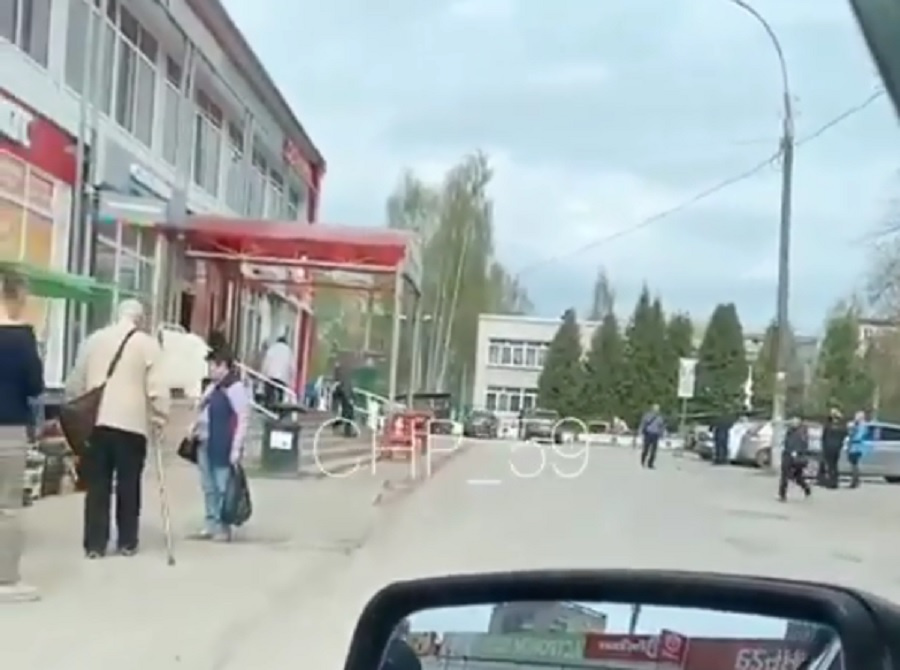 Очевидцы сняли эвакуацию из ТЦ в Закамске