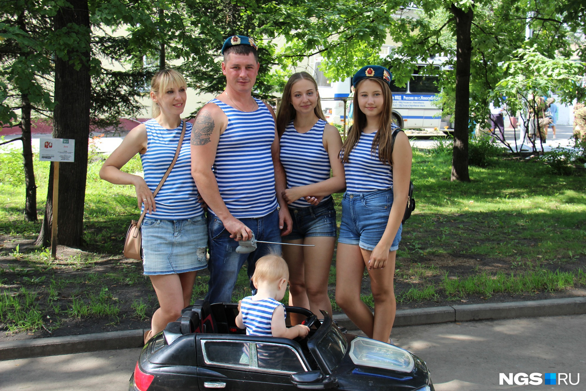 Евгений на фото с женой, двумя дочерьми и сыном в большой радиоуправляемой машине. Фото Густаво Зырянова