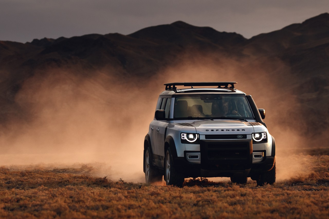 Land Rover показал новый Defender спустя три года после прекращения выпуска оригинальной модели, с которой дебютант не имеет ничего общего, кроме имиджа Land Rover показал новый Defender спустя три года после прекращения выпуска оригинальной модели, с которой дебютант не имеет ничего общего, кроме имиджа