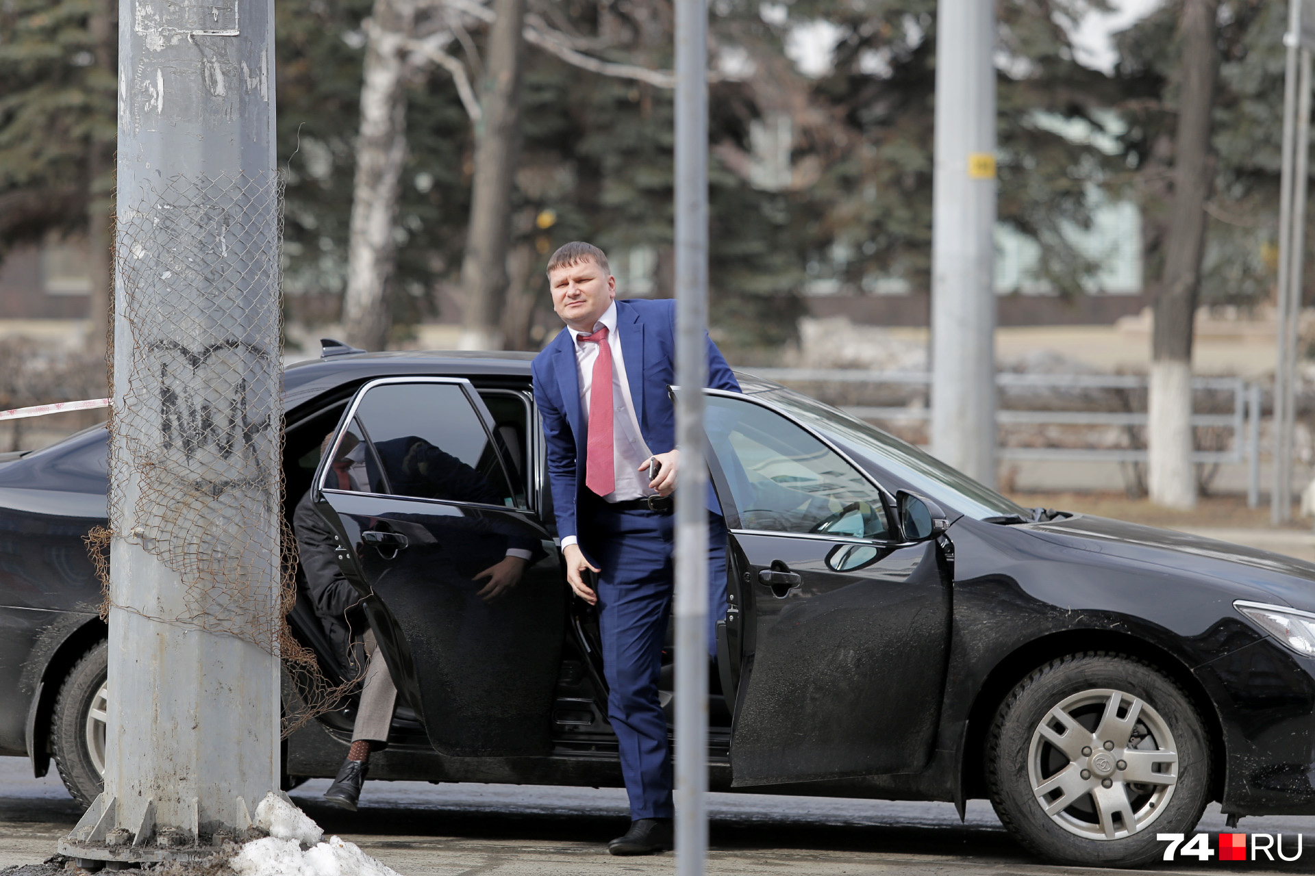 А это пресс-секретарь губернатора Дмитрий Федечкин. Его водитель, видимо, тоже получает около 20 тысяч рублей