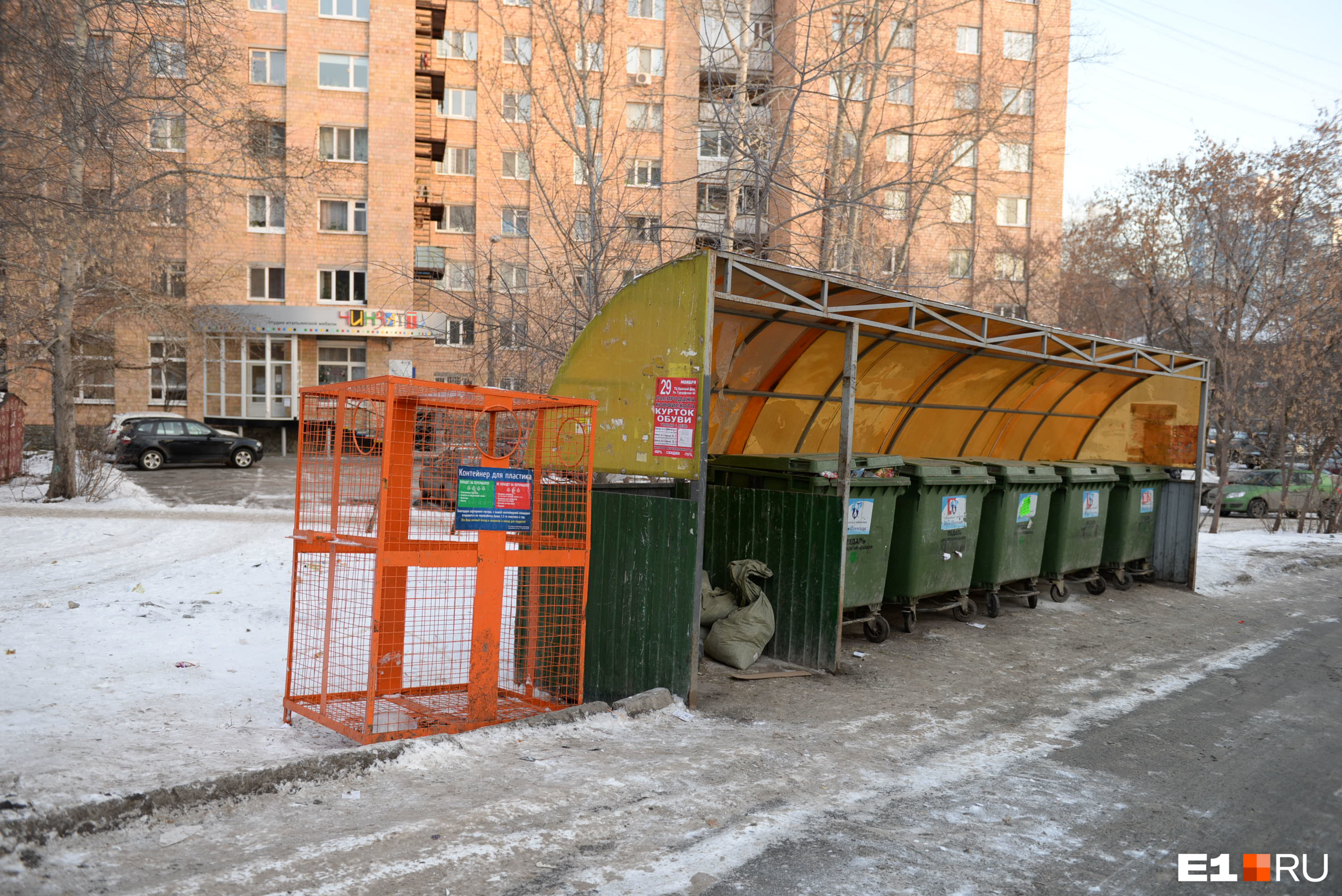 А за чистоту на контейнерных площадках во дворах отвечают УК