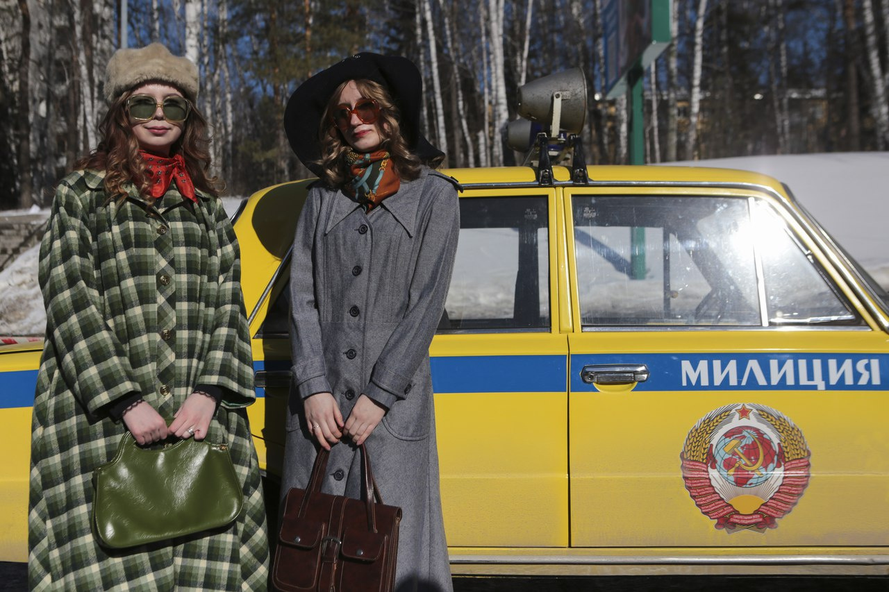 Девушки в модных плащах и очках 1970-х. Фото Ярослава Чингаева предоставлено Анастасией Близнюк