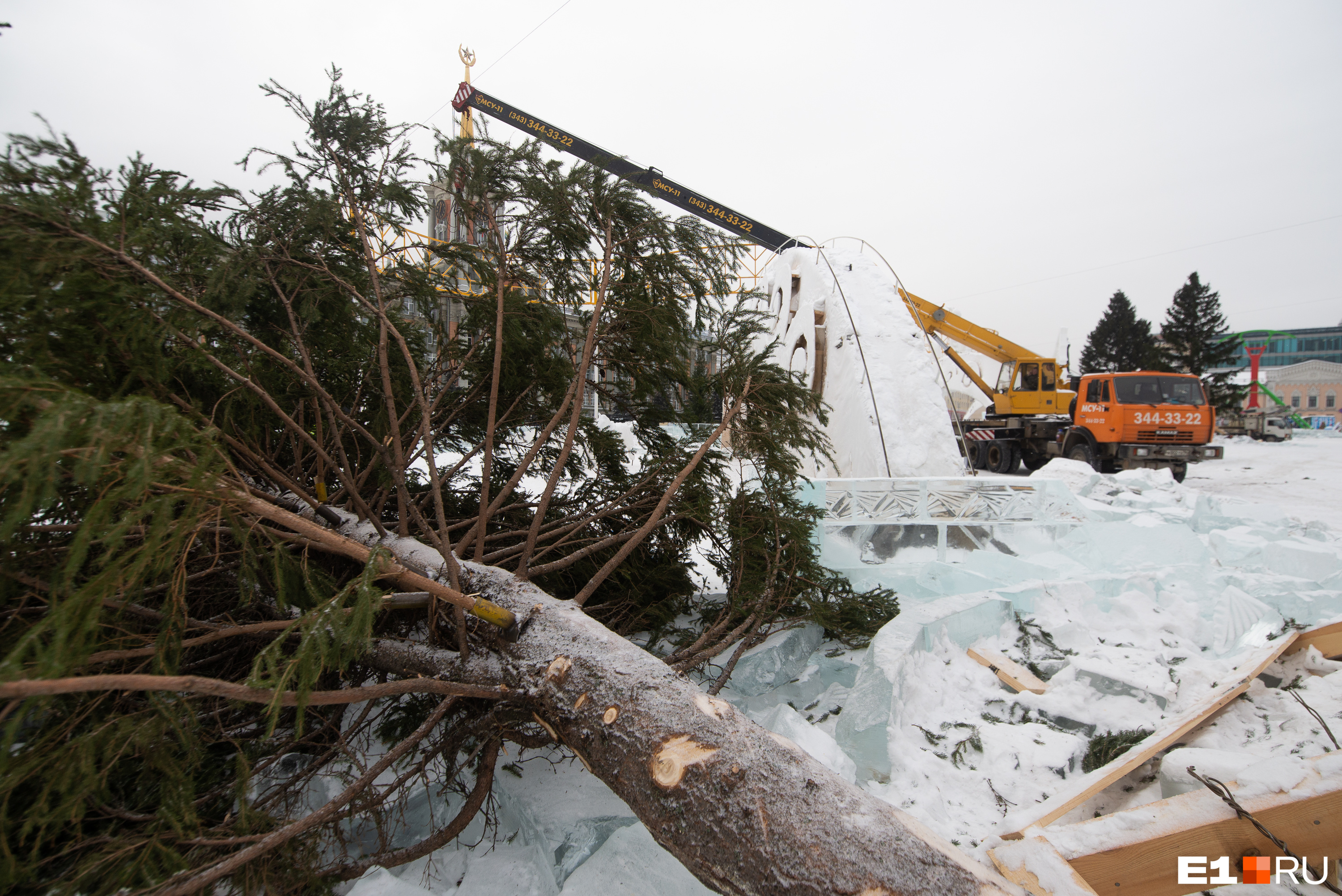 Городок ноябрьск. Разбор слова лед. Фонетический разбор слова лёд. Разбор слова по составу ледяная. Ледовый городок екатеринбург 2022-2023.