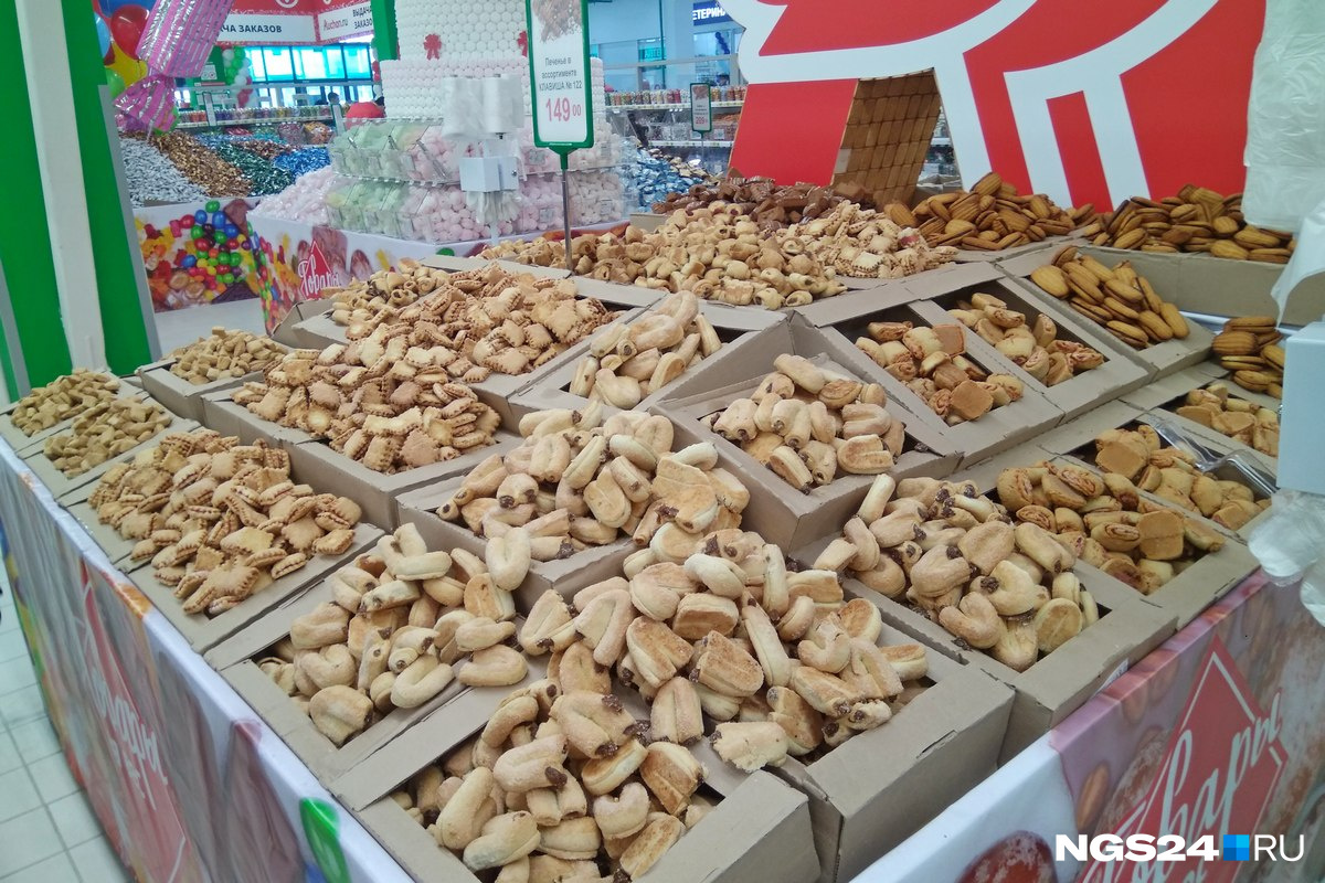 Рядом с фруктами аккуратными кучками сложены шоколадные конфеты, сладости. Рядом с фруктами аккуратными кучками сложены шоколадные конфеты, сладости.