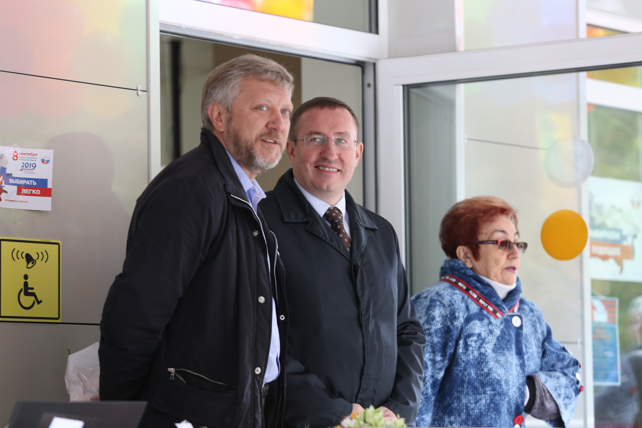 А также депутат Госдумы Дмитрий Вяткин (слева) и вице-спикер гордумы Сергей Овчинников