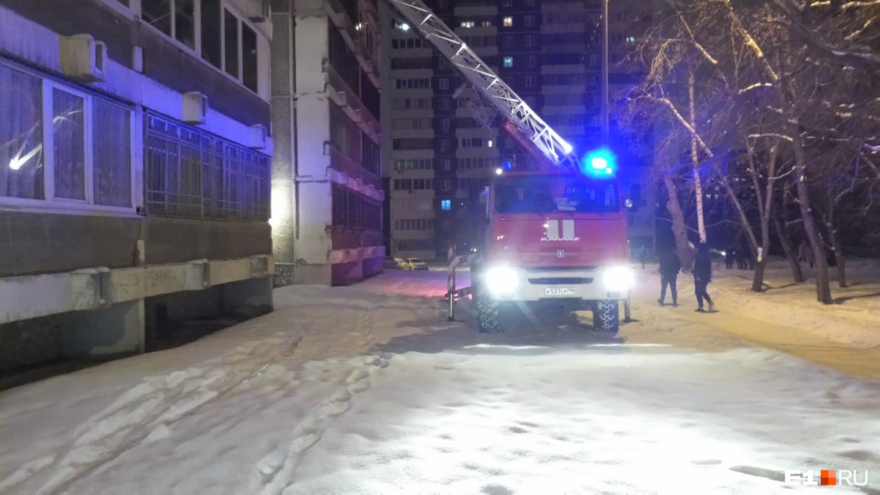 Частная у цехе ночью. Пожар на улице черепанова 30 екатеринбург. Разрез заречный сгорел. Разрез заречный сгорел. Сгорел белаз.