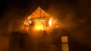 «Из окна видно зарево»: в деревне под Котласом ночью подожгли два дома