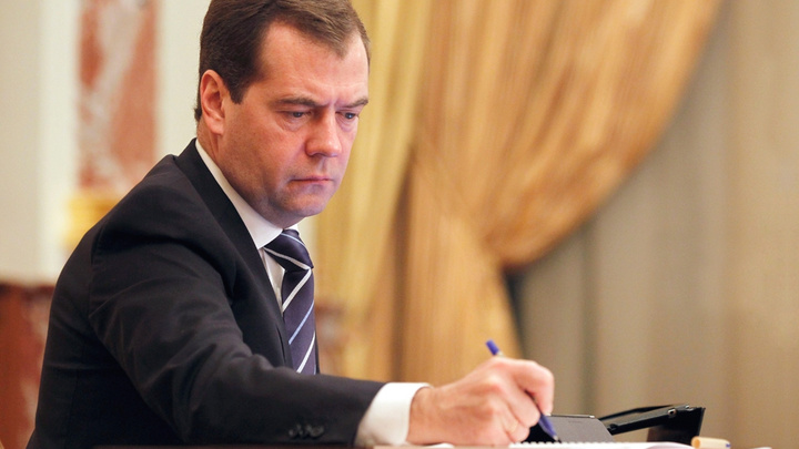В два этапа: Медведев утвердил повышение коммунальных тарифов в следующем году
