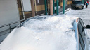 Глыба снега рухнула на припаркованный BMW в Горском микрорайоне