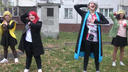 Новосибирцы начали повторять танец за героями клипа с вирусной песней