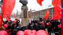 По центру Новосибирска прошла толпа с красными флагами и шарами