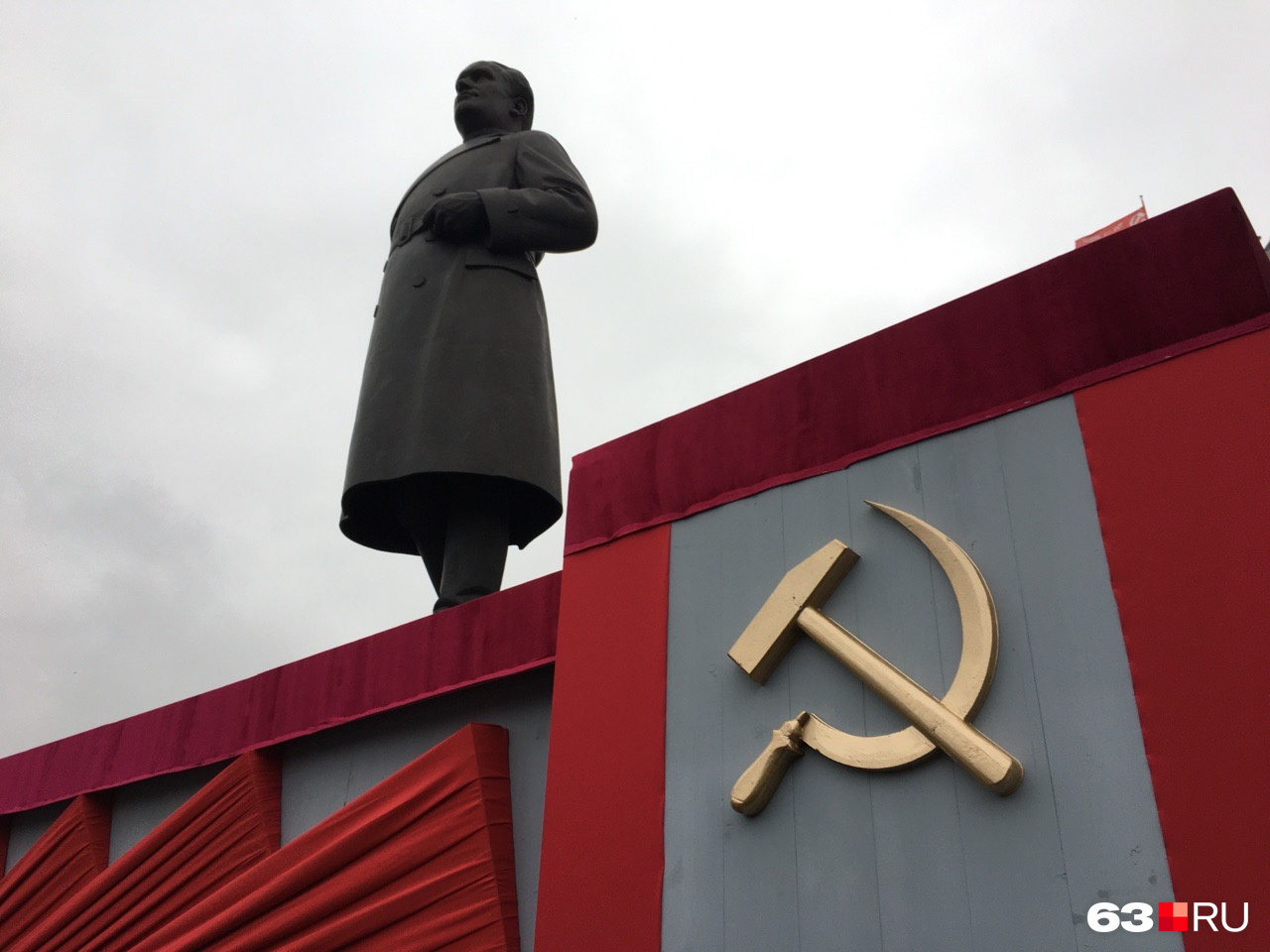 Символика СССР органично вписалась в ансамбль на площади Куйбышева
