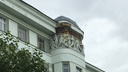 С фасада вуза в центре Новосибирска посыпалась красивая лепнина
