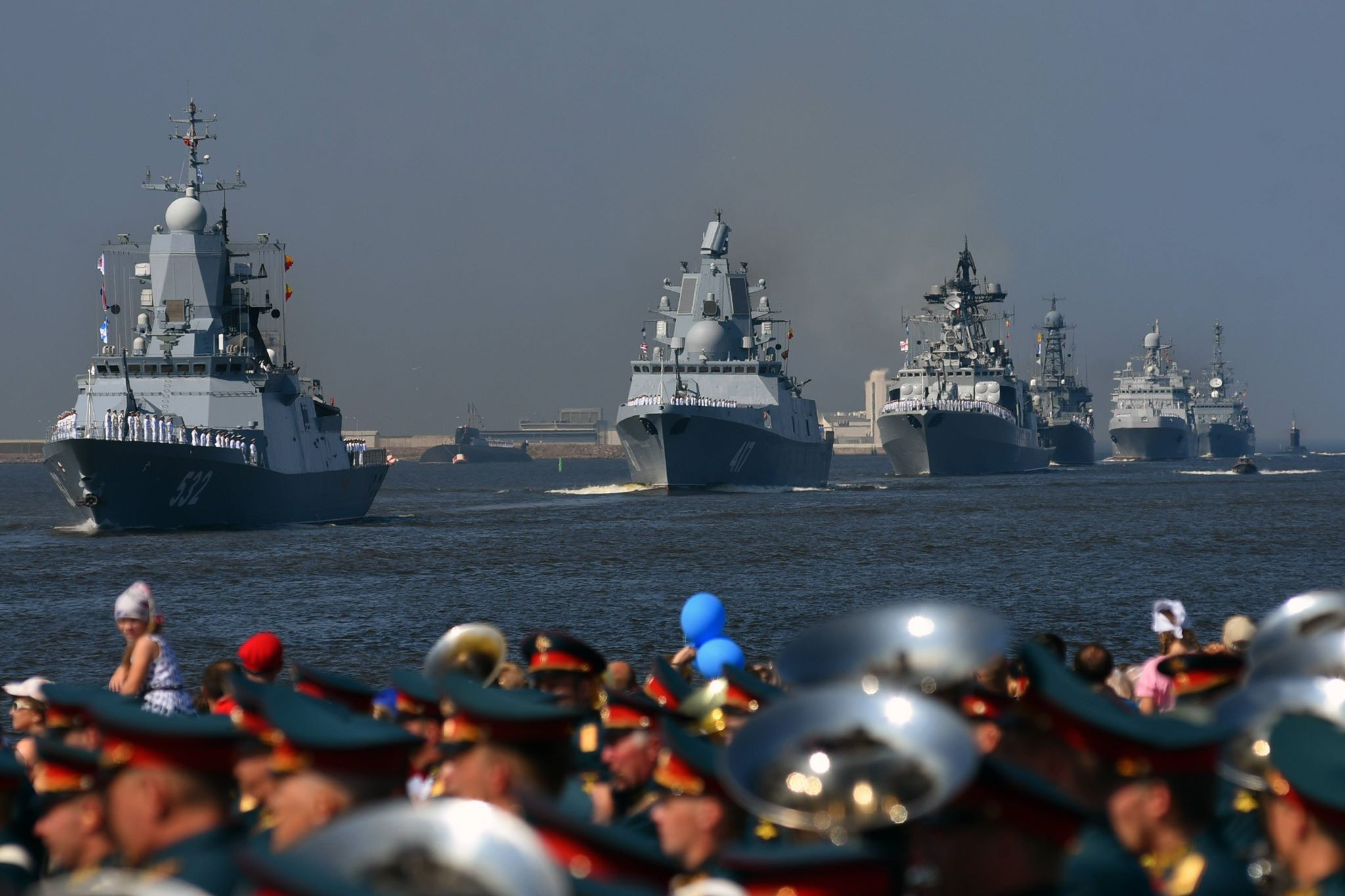 Фрегат «Адмирал флота Советского Союза Горшков» (в центре) уже оснащен системой «Филин»