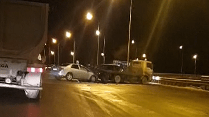 Очевидец снял на видео массовое ДТП на Полевском тракте, в которое попали 12 машин