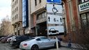 Bentley за 16 миллионов припарковалась на месте для инвалидов в центре Новосибирска