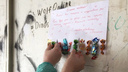 «Погода не радует»: школьницы Енисейска заклеили остановки объявлениями с конфетами для настроения