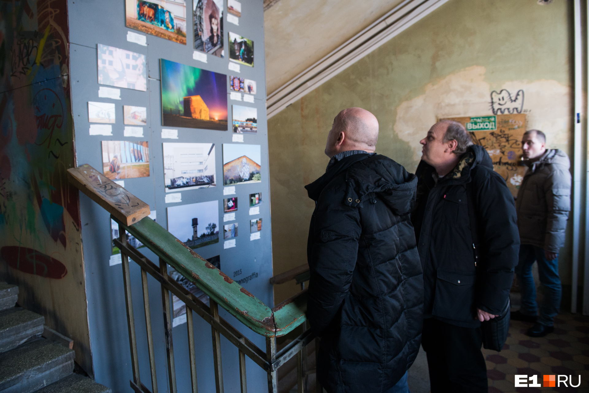 Писателю показали работы фестиваля «Стенограффия»