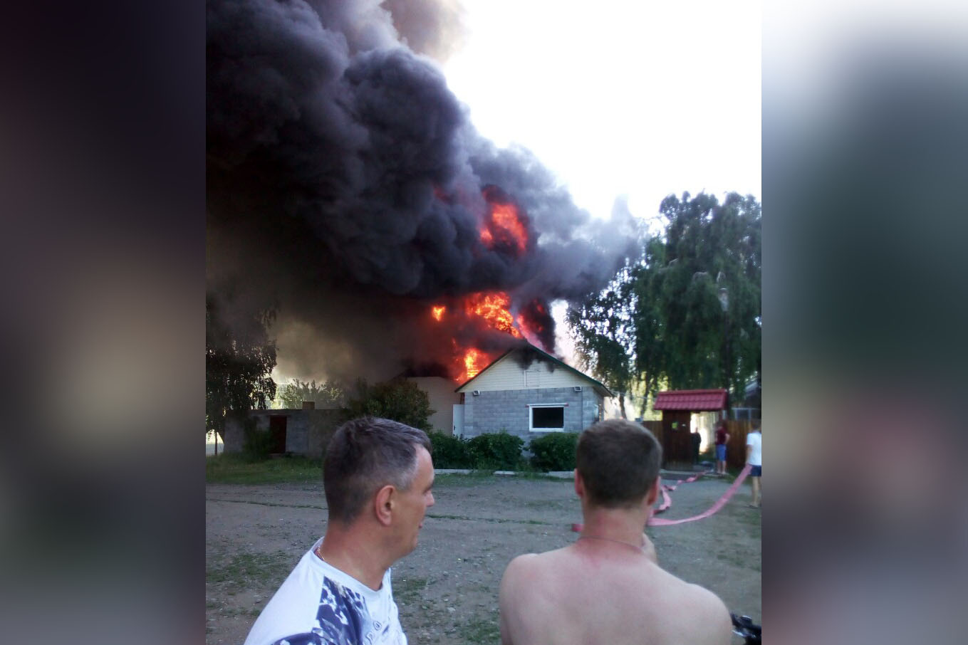 Во время пожара огонь поднимался над крышей строений на несколько метров