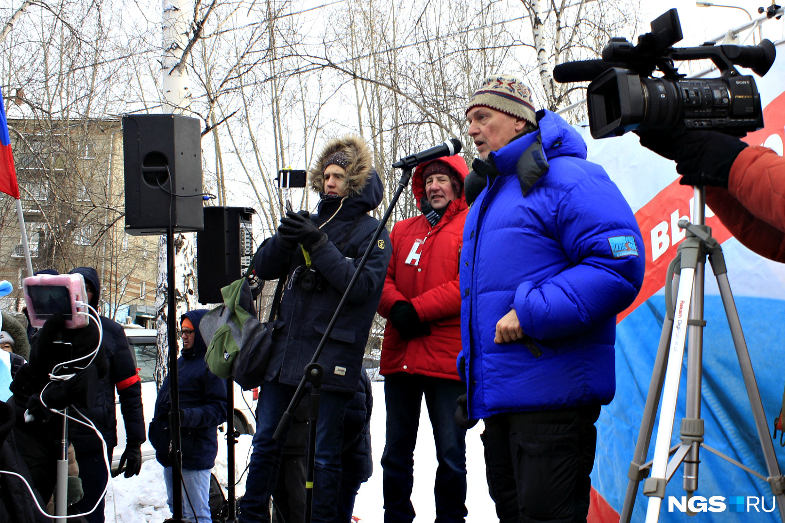 Аркадий Янковский (в синей куртке) на протестном митинге против недопуска Навального на президентские выборы