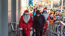 Толпа Дедов Морозов привела к пробке на проспекте Дзержинского