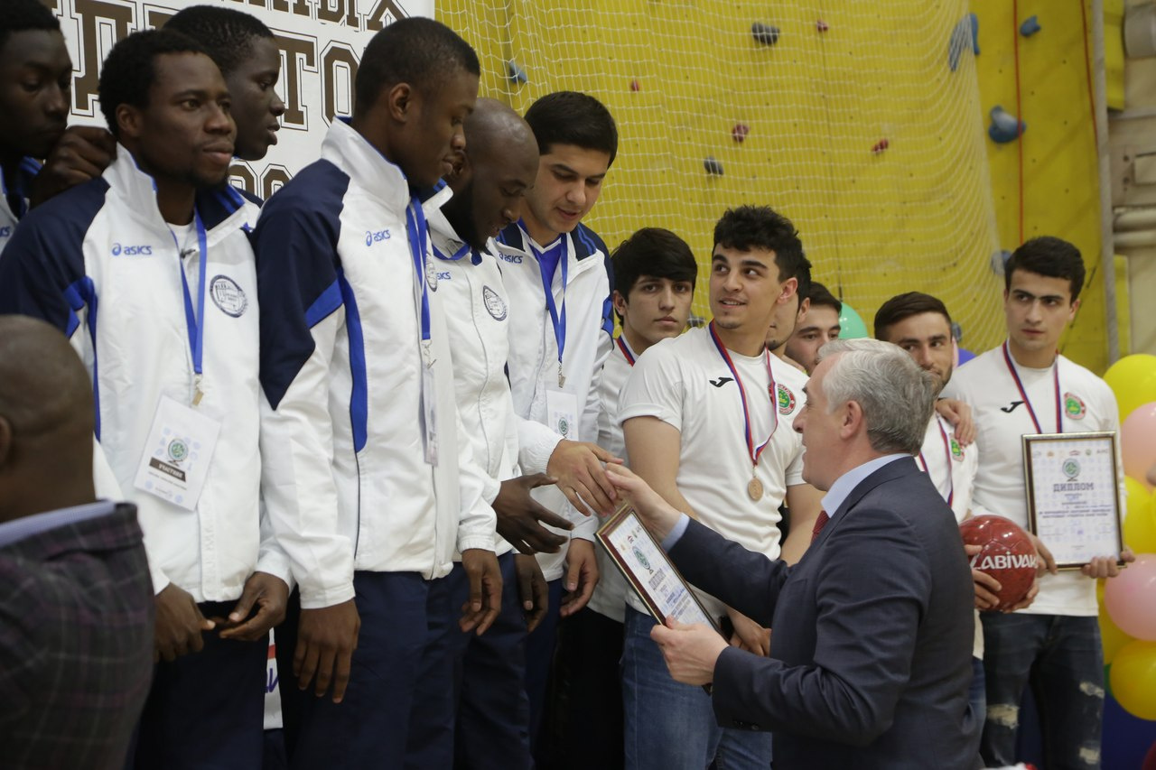 Яков Силин вручает дипломы участникам Всероссийской олимпиады среди иностранных студентов. В ней принимали участие студенты УрГЭУ