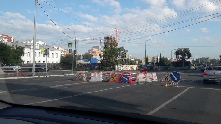 «Приехала аварийка, яму огородили»: рабочие начали закрывать гигантский провал в центре Челябинска