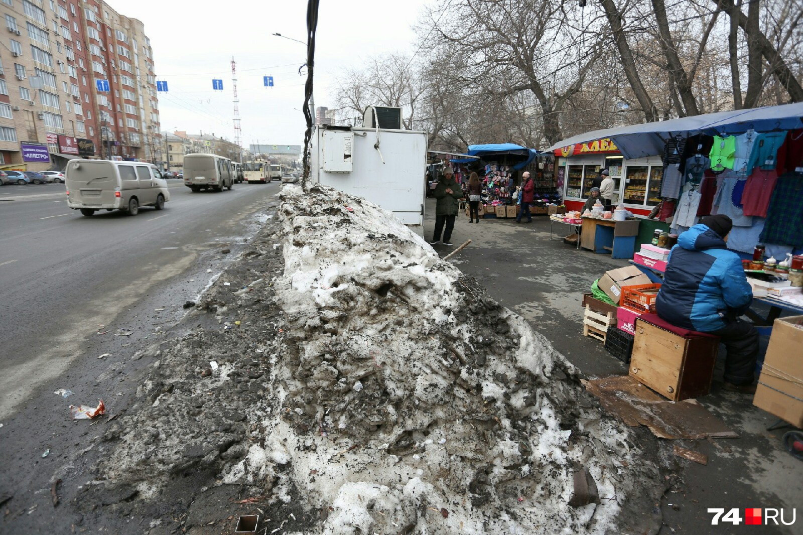 Часть забора, который огораживал рынок, уже демонтировали Часть забора, который огораживал рынок, уже демонтировали