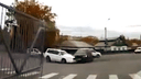 «Куда ты рулишь?»: BMW X5 подбил «Форестер» на светофоре возле «Метро» — почему ему можно (видео)
